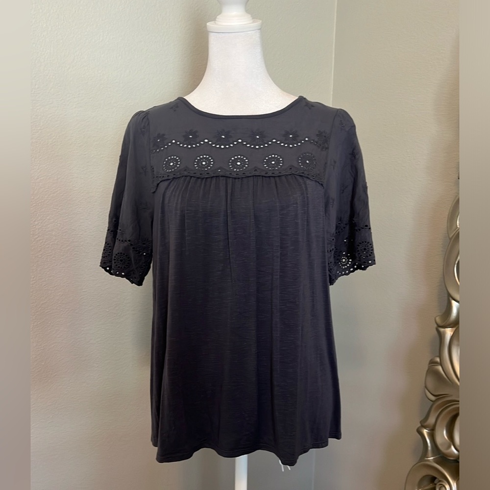 Knox Rose Dark Gray Short Sleeve Flowy Eyelet Bib and Sleeve Shirt Size XS